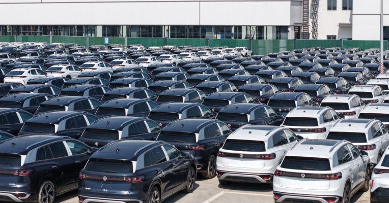 Crise de l’automobile : vagues de protestation chez Volkswagen et Mercedes