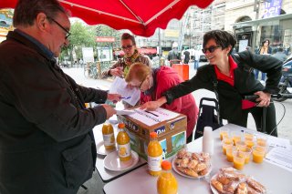 Juin 2016 Une votation citoyenne, organisée par les sept organisations syndicales (CGT, FO, FSU, Solidaires, UNEF, UNL, FIDL), a permis à tous les salariés de s'engager dans la mobilisation en votant pour ou contre le retrait du projet de loi Travail. - JPEG - 663 kio - 1600×1067 px