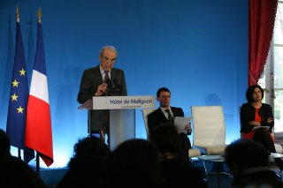 25 janvier 2016 Robert Badinter remet le rapport de son comité qui définit les principes fondamentaux sur lesquels doit s'établir la législation du travail. - JPEG - 863.6 kio - 1600×1067 px